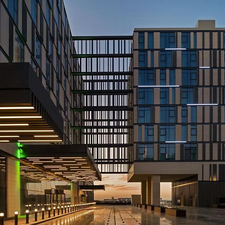 Holiday Inn Dubai Al-Maktoum Airport, an IHG Hotel Bagian luar foto