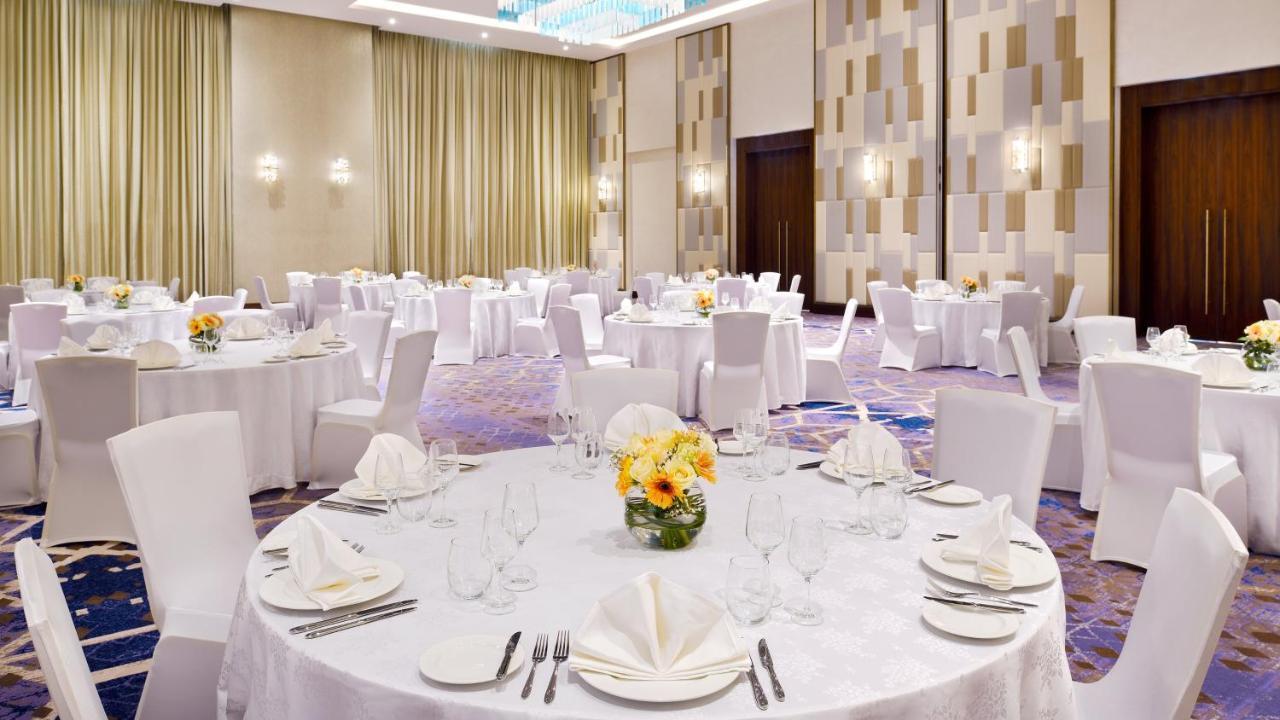 Holiday Inn Dubai Al-Maktoum Airport, an IHG Hotel Bagian luar foto