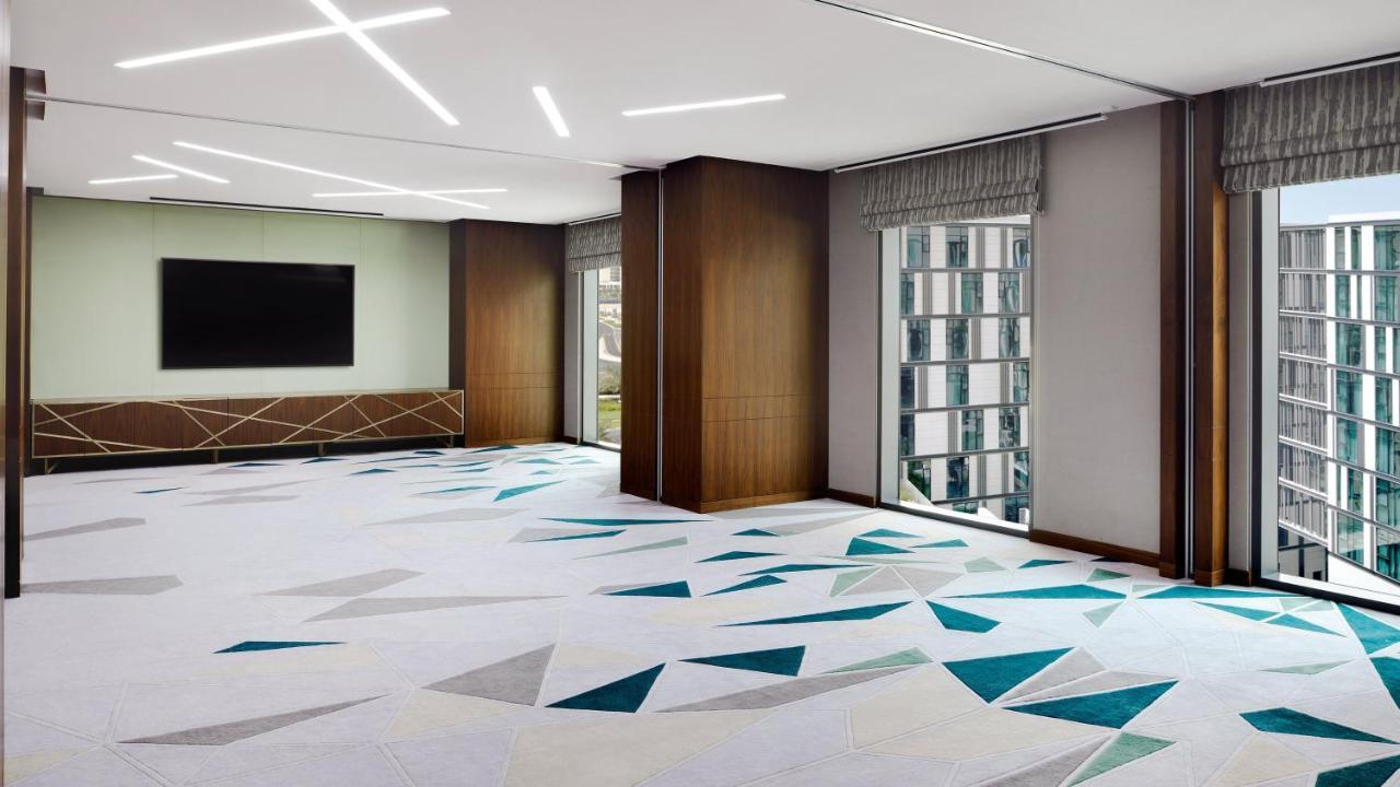 Holiday Inn Dubai Al-Maktoum Airport, an IHG Hotel Bagian luar foto