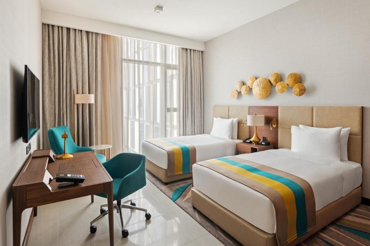 Holiday Inn Dubai Al-Maktoum Airport, an IHG Hotel Bagian luar foto
