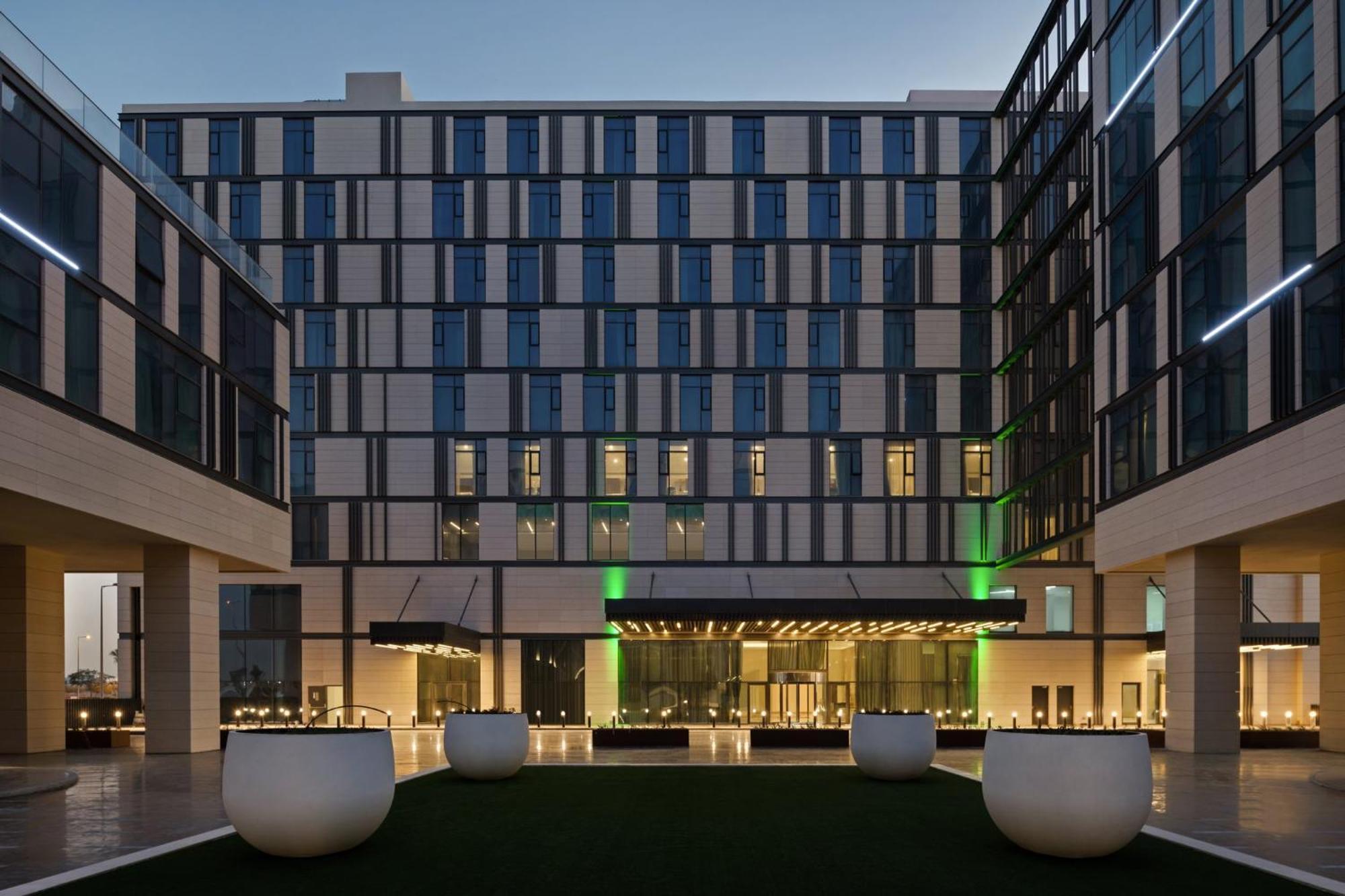 Holiday Inn Dubai Al-Maktoum Airport, an IHG Hotel Bagian luar foto