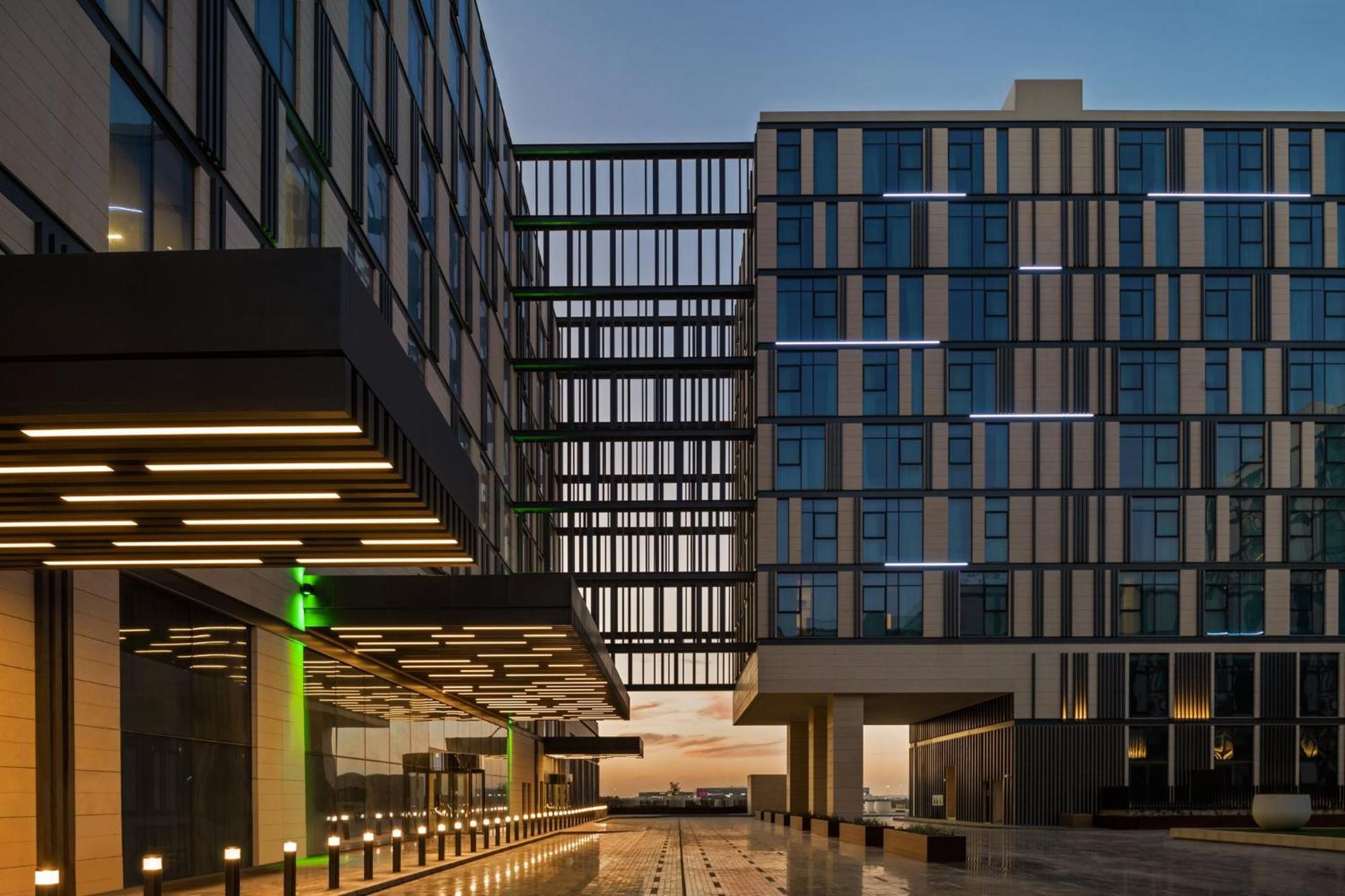 Holiday Inn Dubai Al-Maktoum Airport, an IHG Hotel Bagian luar foto