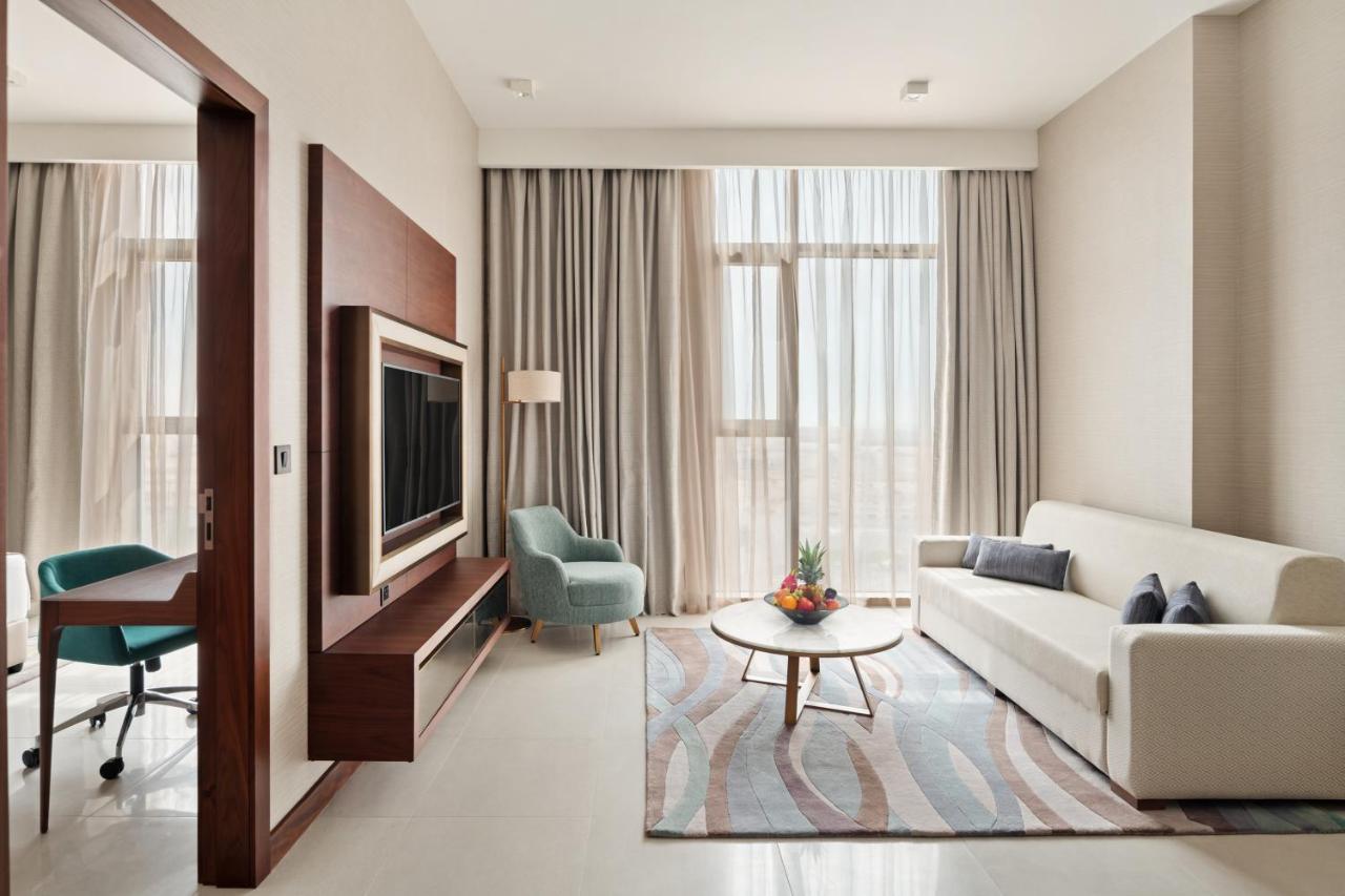 Holiday Inn Dubai Al-Maktoum Airport, an IHG Hotel Bagian luar foto