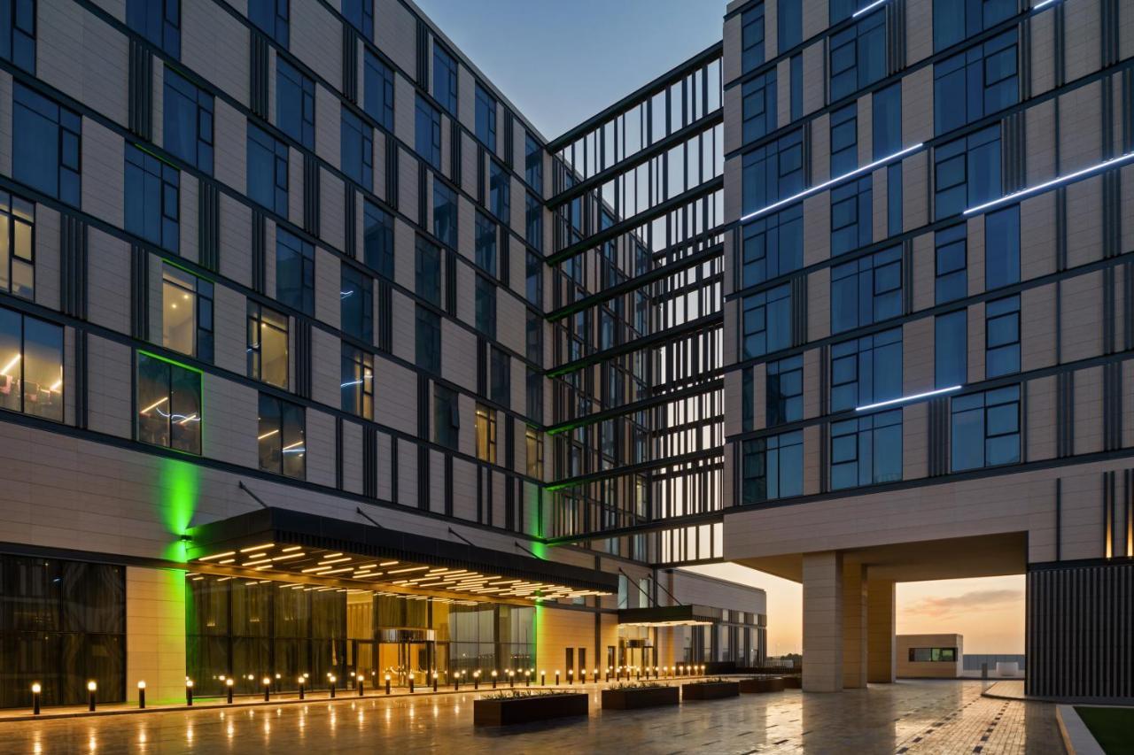 Holiday Inn Dubai Al-Maktoum Airport, an IHG Hotel Bagian luar foto